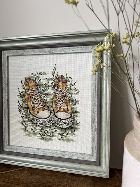 Siuvinėjimo komplektas "Sportbačiai" — Aida 14 ct, 19×22 cm, 26 spalvų - kaSiulai.lt
