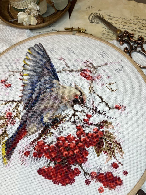 Siuvinėjimo komplektas „Waxwing“ kryželiu — spalvingas paukštis, 19×19,5 cm - kaSiulai.lt