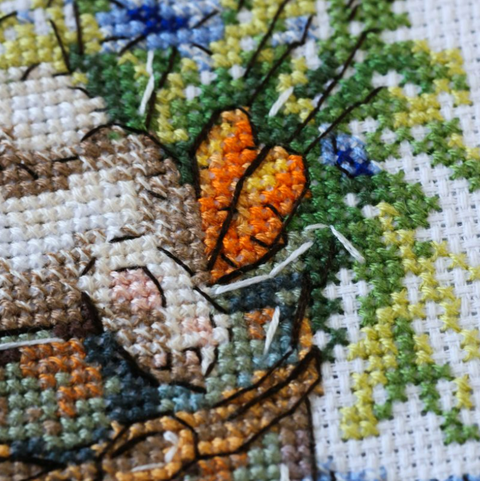 Siuvinėjimo kryželiu rinkinys „Išdaigos sode“ su lankeliu 15 x 15 cm