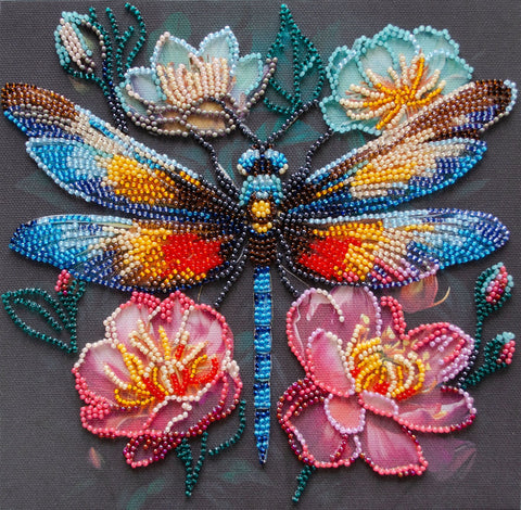 Karoliukų siuvinėjimo komplektas „Žėrinčiais sparnais“, 20x20 cm rankdarbių paveikslas