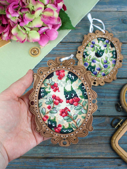 „Bruknių miškas“ siuvinėjimo kryželiu rinkinys ant medžio, 14×10 cm – miniatiūra interjerui