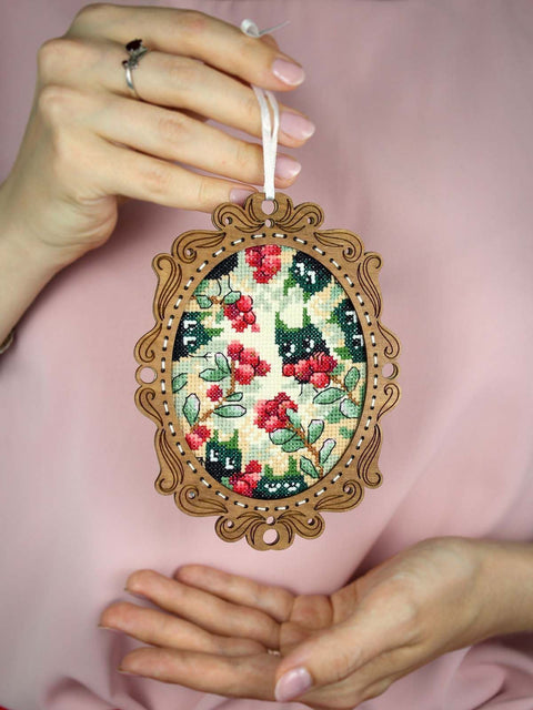 „Bruknių miškas“ siuvinėjimo kryželiu rinkinys ant medžio, 14×10 cm – miniatiūra interjerui