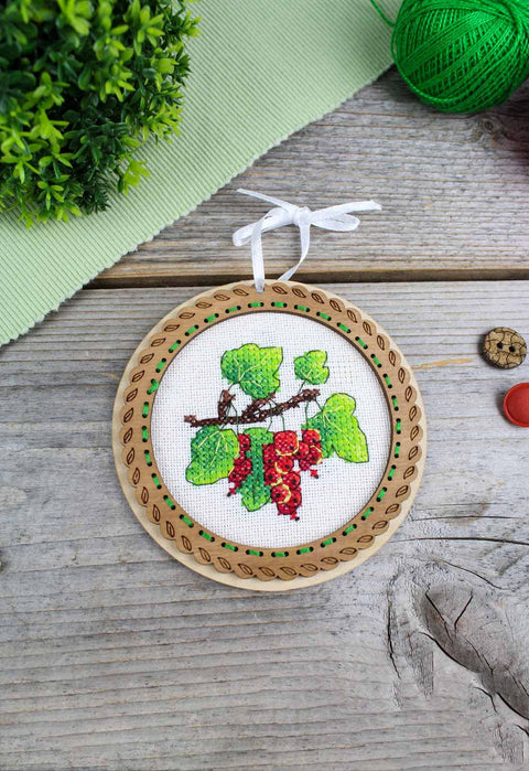 Siuvinėjimo kryželiu rinkinys ant medinio pagrindo „Vasaros uogos: serbentai“, 10×10 cm
