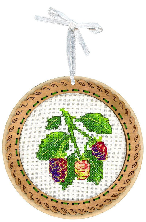 Mini kryželių siuvinėjimo rinkinys ant medinio pagrindo „Vasarinės gervuogės“ 10×10 cm