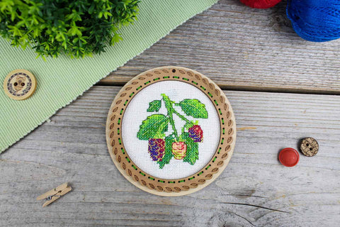 Mini kryželių siuvinėjimo rinkinys ant medinio pagrindo „Vasarinės gervuogės“ 10×10 cm
