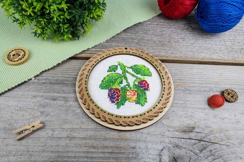 Mini kryželių siuvinėjimo rinkinys ant medinio pagrindo „Vasarinės gervuogės“ 10×10 cm