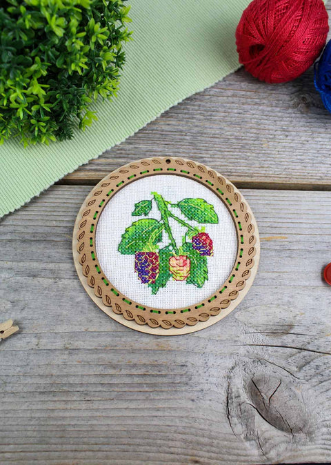 Mini kryželių siuvinėjimo rinkinys ant medinio pagrindo „Vasarinės gervuogės“ 10×10 cm