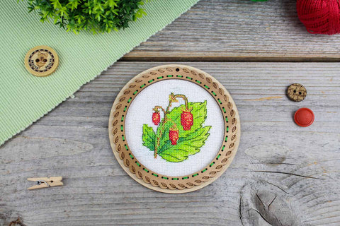 Siuvinėjimas kryželiu ant medžio „Braškės“ – 10 × 10 cm mini dekoras
