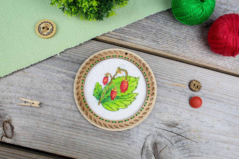 Siuvinėjimas kryželiu ant medžio „Braškės“ – 10 × 10 cm mini dekoras