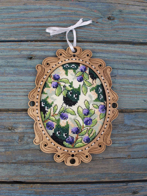 Kryželiu siuvinėjimo rinkinys „Mėlynių miškas“ ant medinio pagrindo, 14×10 cm mini dekoras