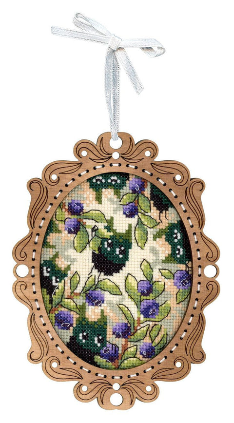 Kryželiu siuvinėjimo rinkinys „Mėlynių miškas“ ant medinio pagrindo, 14×10 cm mini dekoras