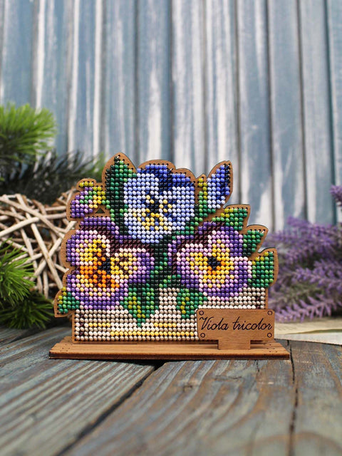 Siuvinėjimo karoliukais rinkinys ant medžio „Našlaitės dėžutėje“ 10 x 11 cm