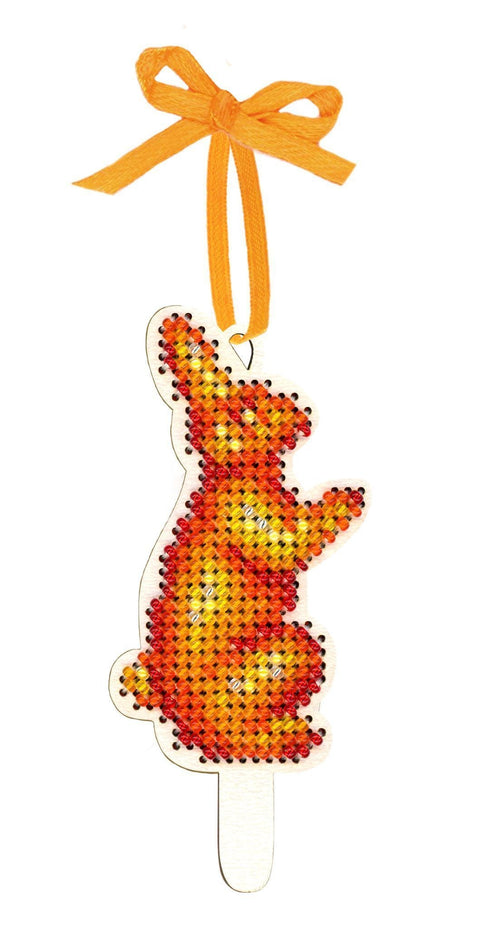 Siuvinėjimo kryželiu rinkinys ant medžio „Kiškutis su ledinuku“ 9 x 4 cm