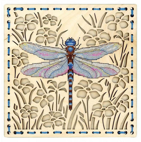 Siuvinėjimo rinkinys ant perforuotos medinės bazės — gėlių raštas, 20×20 cm, 12 spalvų - kaSiulai.lt