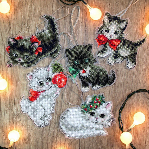 Siuvinėjimo rinkinys LetiStitch Christmas Kittens Toys SLETI987 8x8cm - kaSiulai.lt