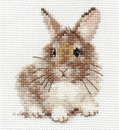AlisaRabbit mini kryželių siuvinėjimo rinkinys su zuikiu – Aida 14 ct, 7×9 cm, 10 spalvų