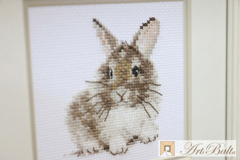 AlisaRabbit mini kryželių siuvinėjimo rinkinys su zuikiu – Aida 14 ct, 7×9 cm, 10 spalvų