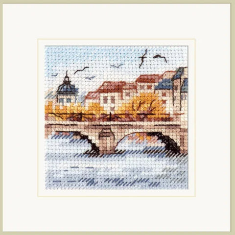 Mini siuvinėjimo kryželiu rinkinys „Ruduo mieste“ – žuvėdros virš tilto, linas 14 ct, 7×7 cm