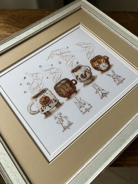 „Kavos sergėtojai“ kryželių siuvinėjimo rinkinys, Aida 16 ct, 22 × 17,5 cm