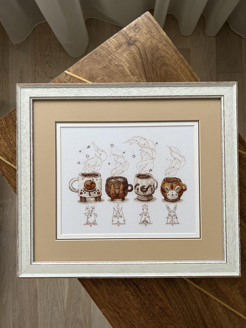 „Kavos sergėtojai“ kryželių siuvinėjimo rinkinys, Aida 16 ct, 22 × 17,5 cm