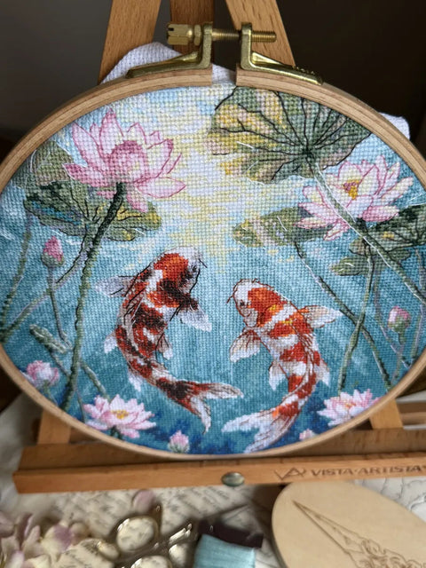 Siuvinėjimo kryželiu rinkinys „Karpiai ir lotosai“ 21,5 x 21,5 cm