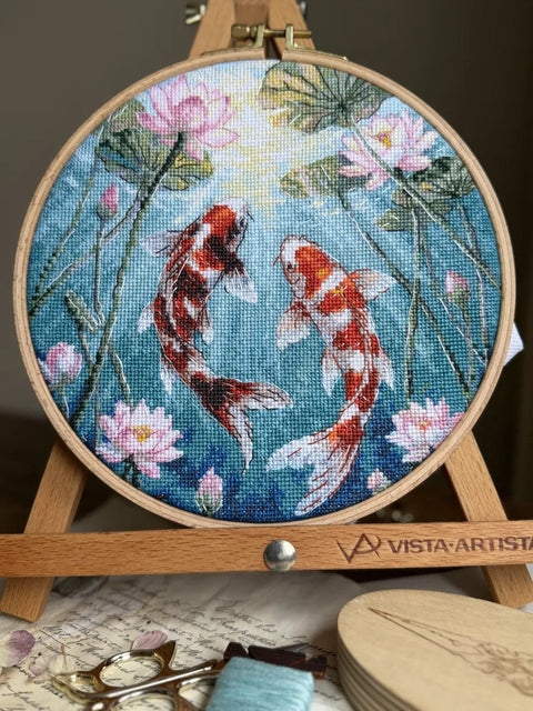 Siuvinėjimo kryželiu rinkinys „Karpiai ir lotosai“ 21,5 x 21,5 cm