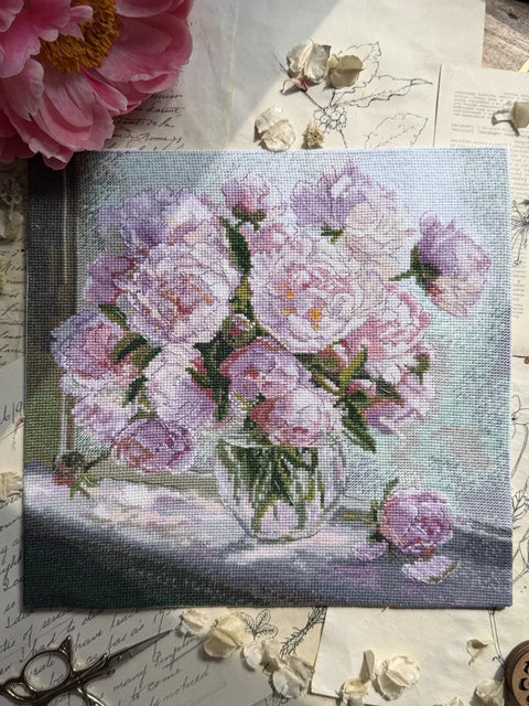 Siuvinėjimo kryželiu rinkinys „Bijūnai prie lango“ 24,5 x 24,5 cm
