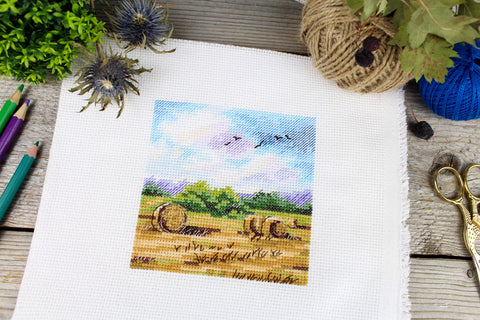 Kryželių siuvinėjimo rinkinys „Kaimo platybės“ – kaimo peizažas, 11×11 cm