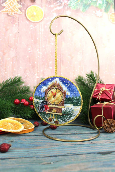 Kryželių siuvinėjimo rinkinys „Miško laikrodis“ – pinkeep adatų pagalvėlė, 9×9 cm