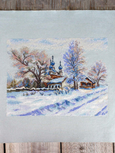 Kaimo šventykla – kryželiu siuvinėjimo rinkinys, 22×27 cm peizažas