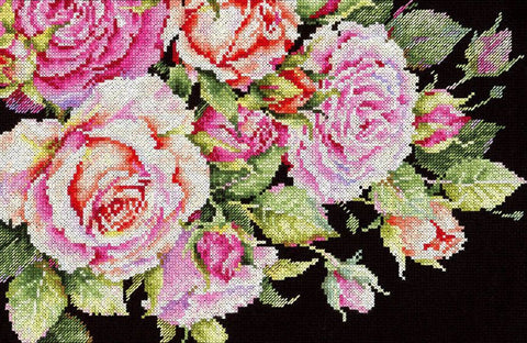 Kryželių siuvinėjimo rinkinys „Kilnios rožės“ – elegantiškas rožių paveikslas, 18 × 27 cm