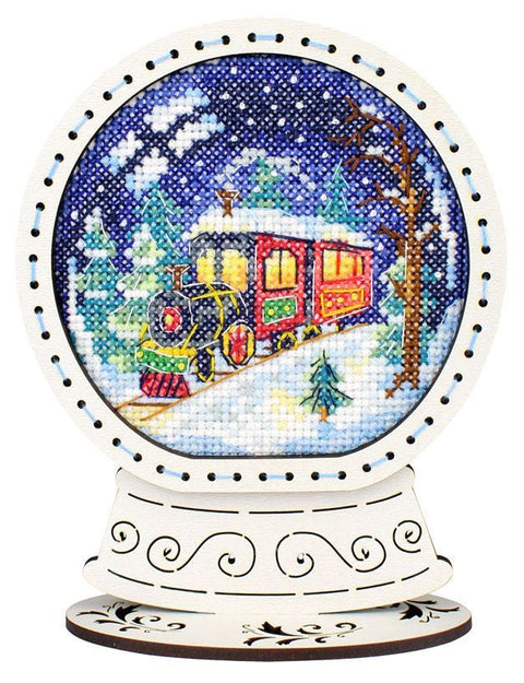 Siuvinėjimo kryželiu rinkinys „Sniego gaublys. Žiemos traukinys“ 14 x 11 cm