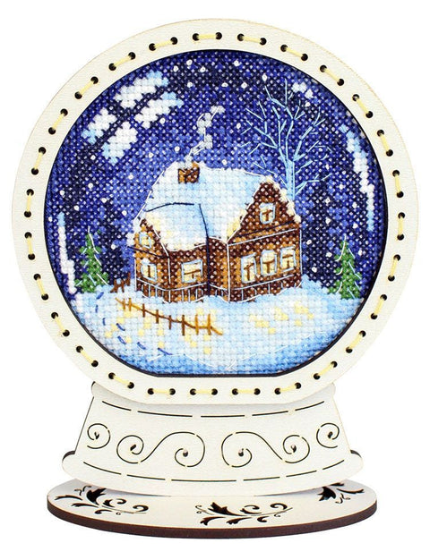 Siuvinėjimo kryželiu rinkinys „Sniego gaublys. Kaimo namelis“ 14 x 11 cm