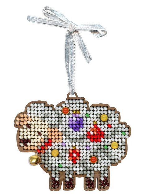 Siuvinėjimo kryželiu rinkinys ant medžio „Pasipuošusi avytė“ 6 x 7 cm