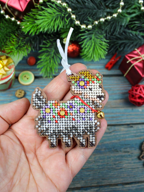 Siuvinėjimo kryželiu rinkinys ant medžio „Ožiukas gėlėse“ 7 x 7 cm