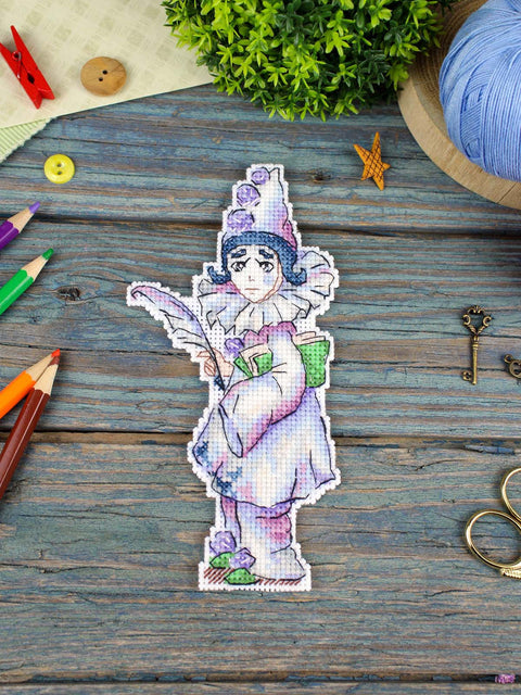 „Pierrot“ kryželių siuvinėjimo rinkinys 17×8 cm – žavingas mini vertikalus motyvas