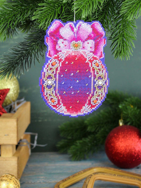 Kryželių siuvinėjimo rinkinys „Širdies magija“ – kalėdinis burbulas eglutei, 12×9 cm