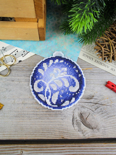 Siuvinėjimo kryželiu rinkinys žaisliukui „Safyro spindesys“ 10 x 9 cm