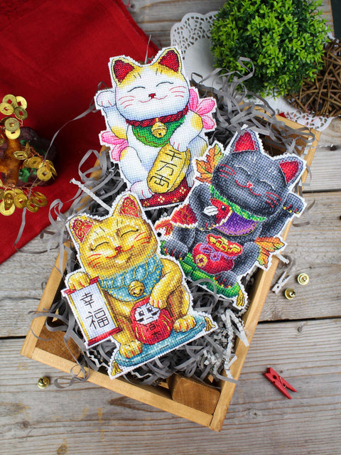 Siuvinėjimo kryželiu rinkinys „Auksinė Maneki-neko katė“ 13 x 10 cm