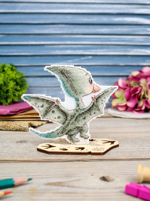 Siuvinėjimo kryželiu rinkinys „Mažasis pterodaktilis“ 10 x 13 cm