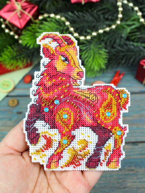 Siuvinėjimo kryželiu rinkinys „Ugningas ožiukas“ su karoliukais 12 x 10 cm