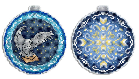 Kryželių siuvinėjimo rinkinys „Sparnuotas paštininkas“ – naujametis burbulas, 11×10 cm