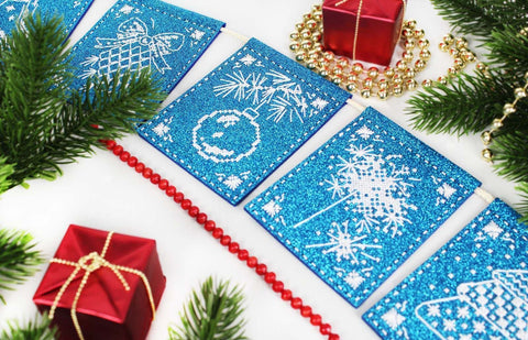 Siuvinėjimo kryželiu girliandos rinkinys „Nėrinių stebuklas“ – 7 vėliavėlės, 11 × 8 cm, namų ir švenčių dekorui
