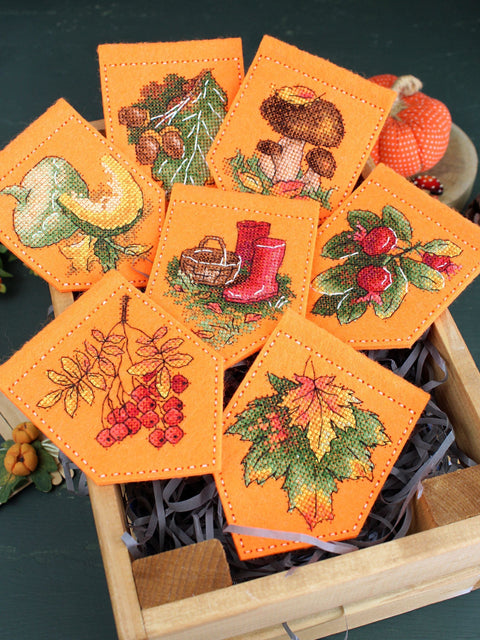 Kryželiu siuvinėta rudens oranžinė girlianda – rinkinys, 7 vėliavėlės, 10×7 cm