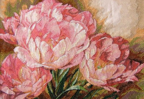 Siuvinėjimo rinkinys Tulpių trio — elegantiškas kryželiu gėlių motyvas - kaSiulai.lt