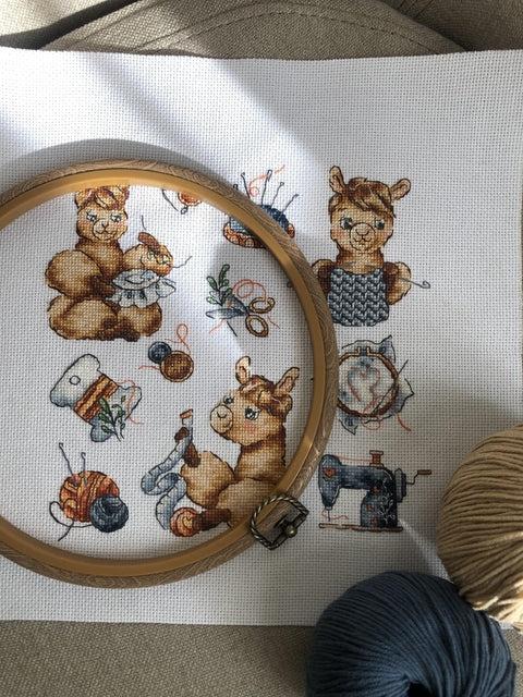 Skaičiuojamojo kryželio komplektas su lama, Aida 16 ct, 20×19 cm, 26 spalvų - kaSiulai.lt