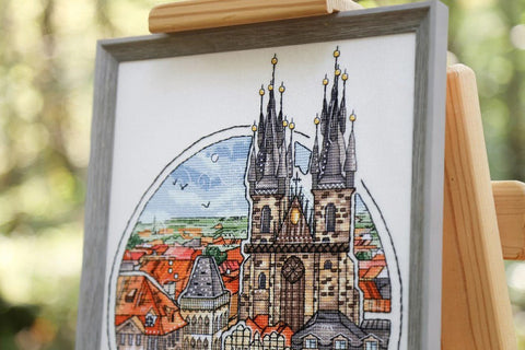 Skaičiuoto siuvinėjimo komplektas „Nuostabioji Praha“ — detalus Prahos panoramos vaizdas - kaSiulai.lt