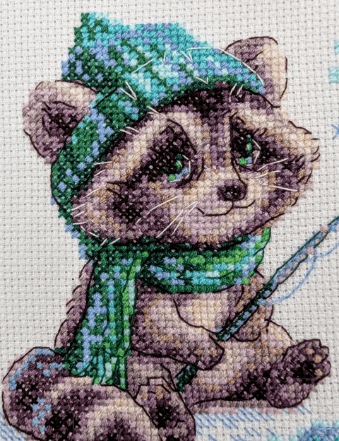 Smalsusis meškėnas — Aine kryželių siuvinėjimo rinkinys (15×15 cm, 14 ct Aida)