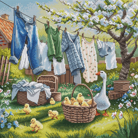 „Pavasaris kaimo sodyboje“ – detalus pavasario peizažo kryželių siuvinėjimo rinkinys AVA Stitch, Aida 16 ct