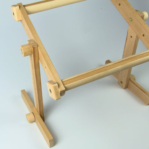 Stabilus stalinis siuvinėjimo stovas su 30×40 cm rėmu — maksimalus aukštis 30 cm - kaSiulai.lt